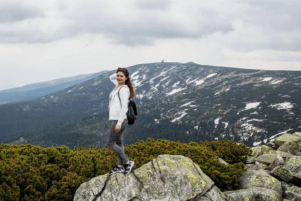 Giovane Ragazza Escursionista Allegra Con Capelli Scuri Sfondo Alta Montagna — Foto Stock