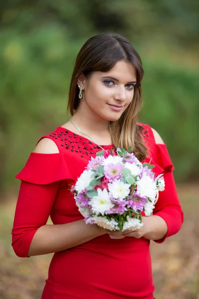 Portrait Jeune Belle Fille Robe Rouge Avec Bouquet Dans Les — Photo