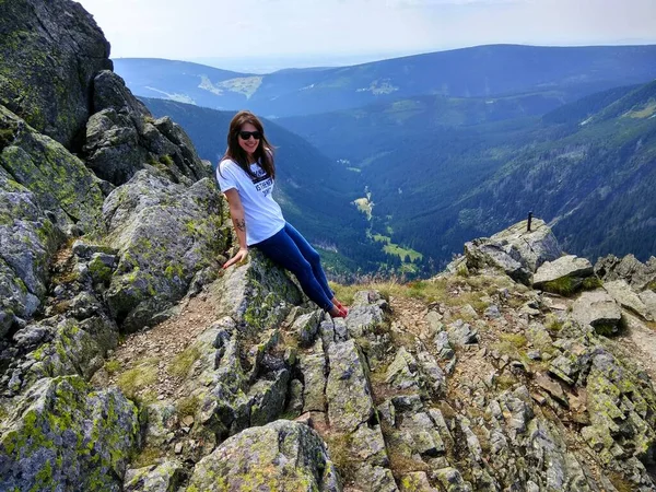 Giovane Ragazza Escursionista Allegra Con Capelli Scuri Sfondo Alta Montagna — Foto Stock