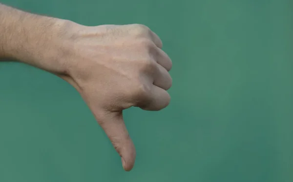 Мужской Палец Вниз Зеленом Фоне — стоковое фото