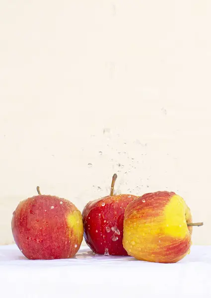 Red Apples Crystal Vase Casting Water White Background — Stock Photo, Image