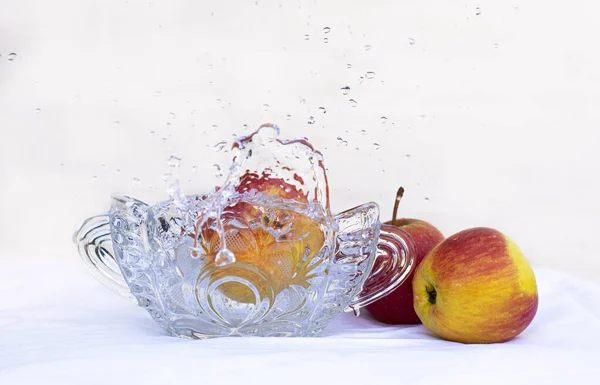 Jarrón Cristal Manzanas Rojas Agua Fundición Sobre Fondo Blanco — Foto de Stock