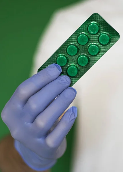 Arzt Blauen Medizinischen Handschuhen Mit Farbigen Pillen Aus Nächster Nähe — Stockfoto