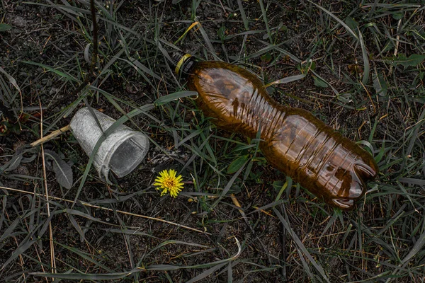 Kolorowe Plastikowe Śmieci Plastikowe Zastawy Stołowe Trawie Zanieczyszczenie Środowiska Ekologia — Zdjęcie stockowe