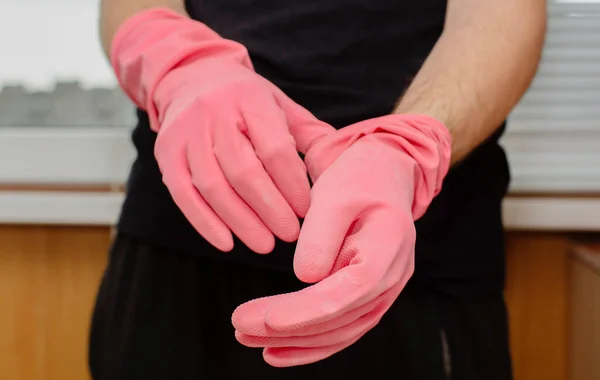 Jonge Man Roze Rubberen Handschoenen Houdt Venster Schoner — Stockfoto