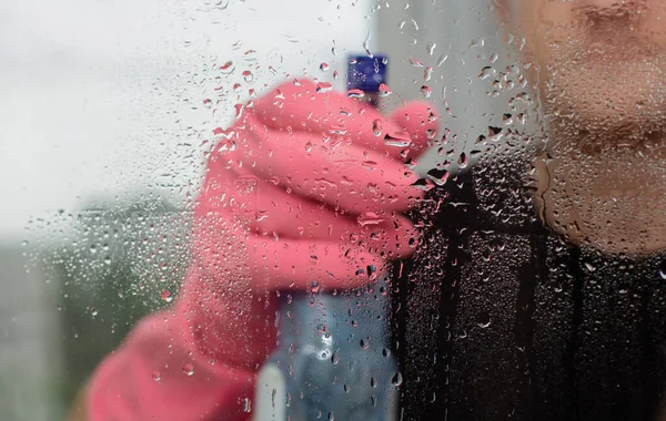 Jonge Man Roze Rubberen Handschoenen Houdt Venster Schoner Doek Wast — Stockfoto