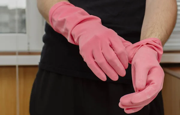 Joven Guantes Goma Rosa Sostiene Limpiador Ventanas — Foto de Stock