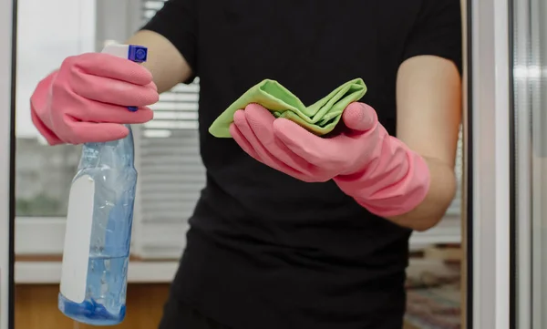 Jonge Man Roze Rubberen Handschoenen Houdt Venster Schoner Doek Wast — Stockfoto