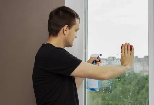 Young Guy Pink Rubber Gloves Holds Window Cleaner Rag Washes — Stock Photo, Image