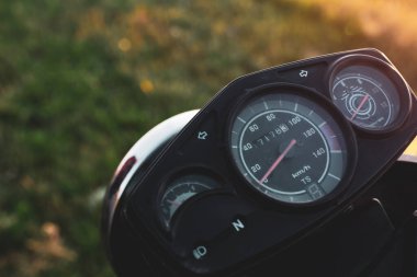 siyah kontrol paneli ve standart motosiklet hız göstergesi yakından çekildi