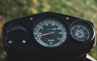 siyah kontrol paneli ve standart motosiklet hız göstergesi yakından çekildi
