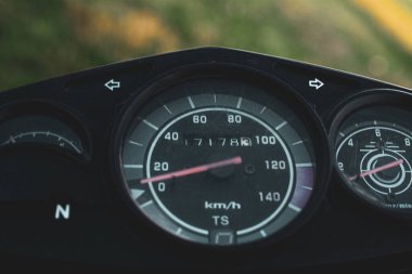 siyah kontrol paneli ve standart motosiklet hız göstergesi yakından çekildi
