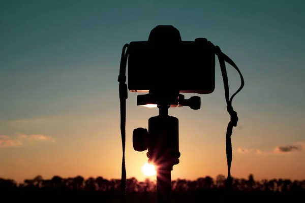 Silhueta Uma Câmera Tripé Que Dispara Pôr Sol Vermelho Gramado — Fotografia de Stock