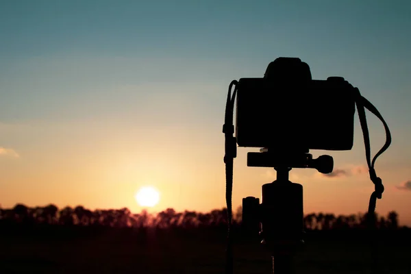 Silhueta Uma Câmera Tripé Que Dispara Pôr Sol Vermelho Gramado — Fotografia de Stock