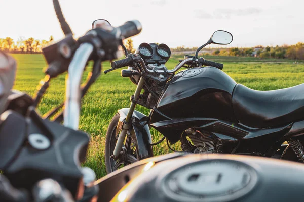 两辆黑色摩托车 在日落的背景下呈暖色 — 图库照片
