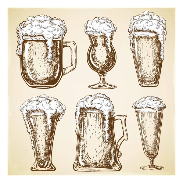Vektör el köpüklü dolu bira bardakları çizdi. Bira fincanları grunge arka planda izole edilmiş klasik tarzda resmedilmiş. çeşitli bira çeşitleri. Poster, bar, etiket, menü tasarımı için harika. — Stok Vektör
