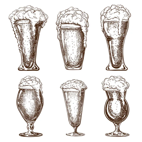 Wektor ręcznie rysowane pełne szklanki piwa z pianą upuszczenia. kubki piwa ilustracja w stylu vintage izolowane na białym tle. różne rodzaje piw. Świetne na plakat, pub, etykieta, projekt menu. — Wektor stockowy