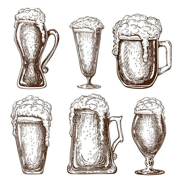 Vektör el köpüklü dolu bira bardakları çizdi. Bira fincanları beyaz arka planda izole edilmiş klasik tarzda çizilmiş. çeşitli bira çeşitleri. Poster, bar, etiket, menü tasarımı için harika. — Stok Vektör