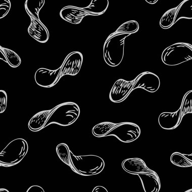 Siyah karatahtaya dikişsiz tebeşir çizilmiş patates cipsi deseni. Tahtada çıtır çıtır patates cipsi dilimleri. Oymalı eski tip bar yemekleri. Paket tasarımı için harika.