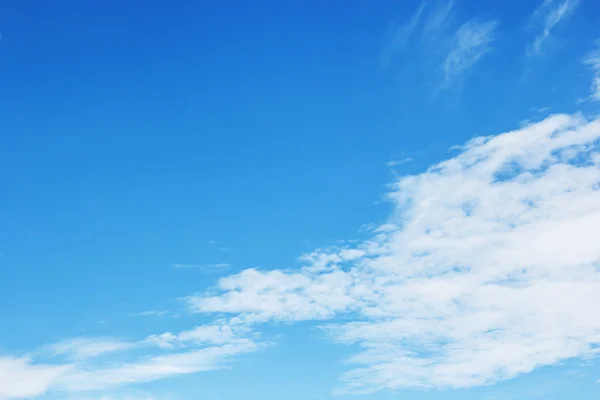 青い空を背景に幻想的な柔らかな白い雲 — ストック写真