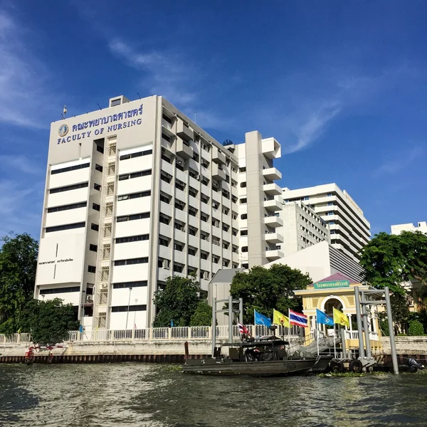 Bangkok, Tayland - 9 Ağustos 2016: Siriraj hastane ilk hastane ve Tayland, Bangkok Chao Phaya Nehri'nin batı kıyısında yer alan Tıp Fakültesi.. — Stok fotoğraf