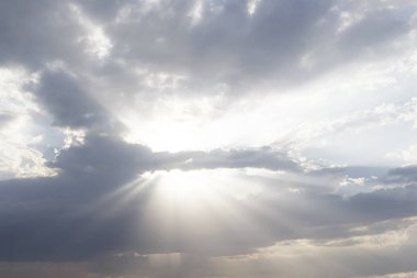 Güneş bulutların arkasında