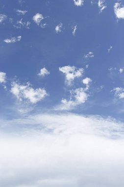 Fantastik yumuşak beyaz bulutlar mavi gökyüzü arka plan, yumuşak fo