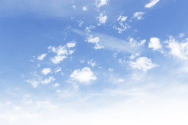 Fantastik yumuşak beyaz bulutlar mavi gökyüzü arka plan