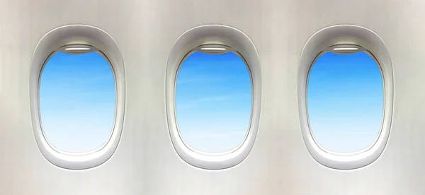 Janela do avião e fantásticas nuvens brancas macias contra o céu azul — Fotografia de Stock