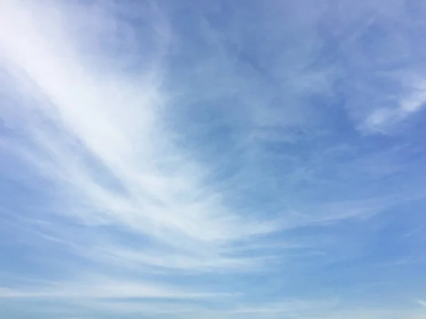 Fantasztikus lágy fehér felhők, kék ég háttér — Stock Fotó