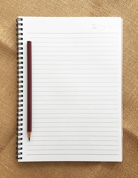 Offenes Notizbuch und Bleistift auf Sacktuch — Stockfoto