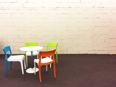 Duvarına renkli modern sandalyeler krem ve kahverengi halı ile engellemek