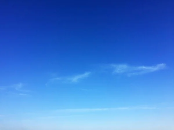 Fantastiska mjuka vita moln mot blå himmel bakgrund — Stockfoto