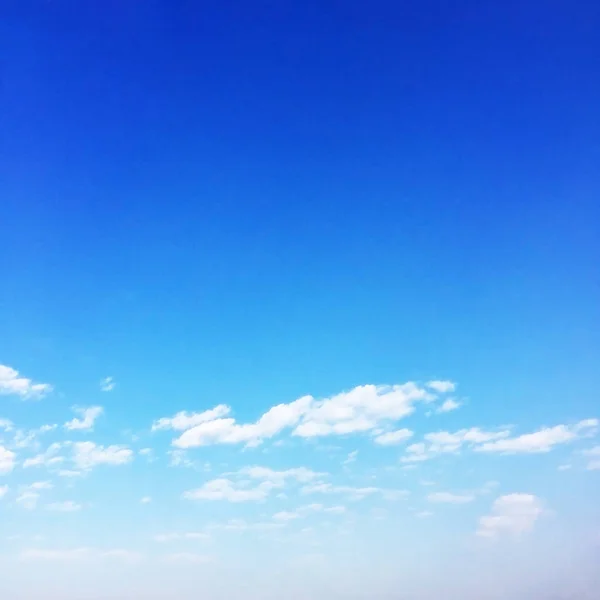 Мягкое белое облако на фоне голубого неба, мягкий foc — стоковое фото