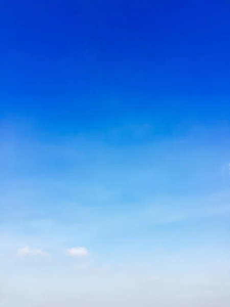 Fantásticas nubes blancas suaves contra el fondo azul del cielo — Foto de Stock