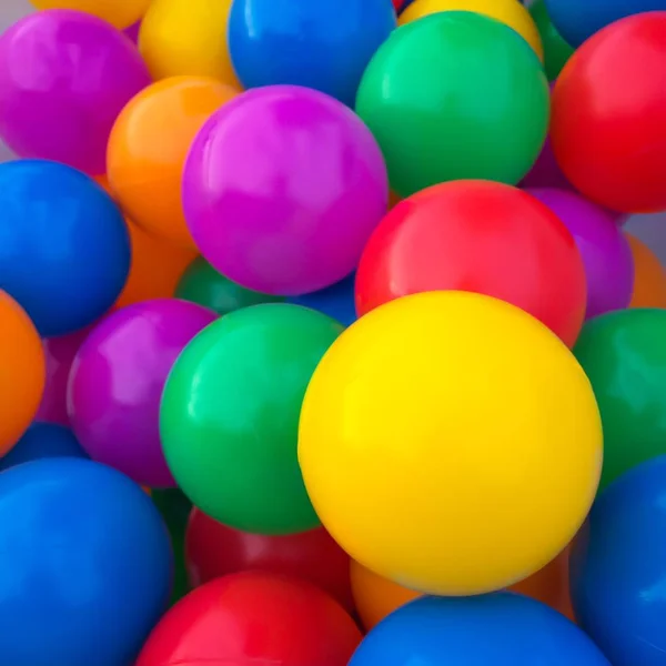 Kolorowe piłki wiele dzieci na tle — Zdjęcie stockowe