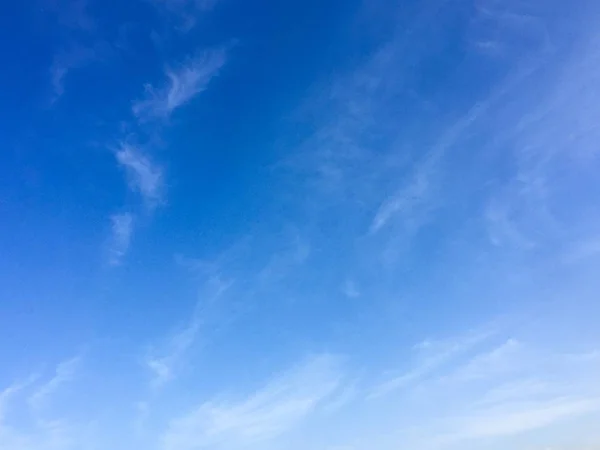 Fantastische weiche weiße Wolke vor blauem Himmel Hintergrund, weicher Fokus — Stockfoto