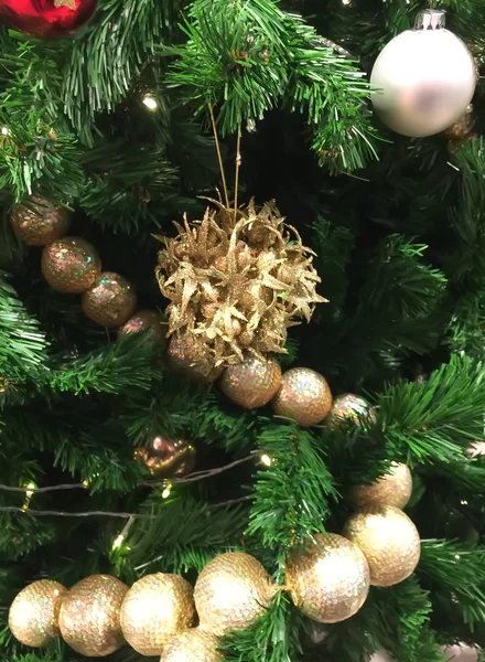 Gouden decoratie op kerstboom — Stockfoto