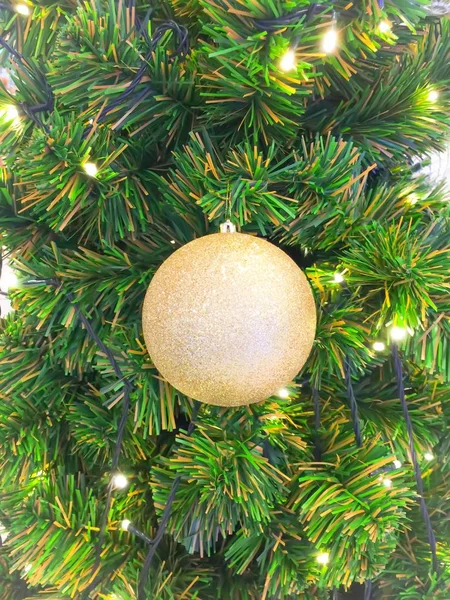 松の木にゴールドのクリスマス ボール — ストック写真