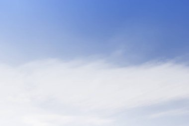 Fantastik yumuşak beyaz bulutlar mavi gökyüzü arka plan