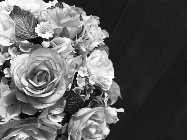 Buquê de rosas cinzentas falso em uma mesa de madeira — Fotografia de Stock