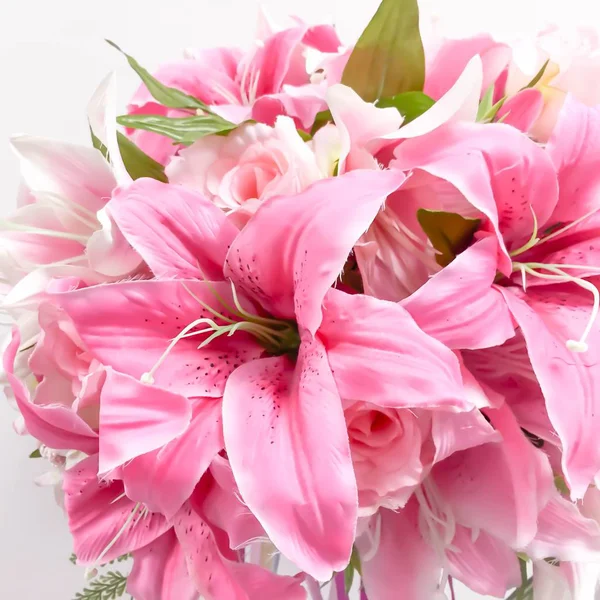 Bouquet artificiel de lis rose — Photo