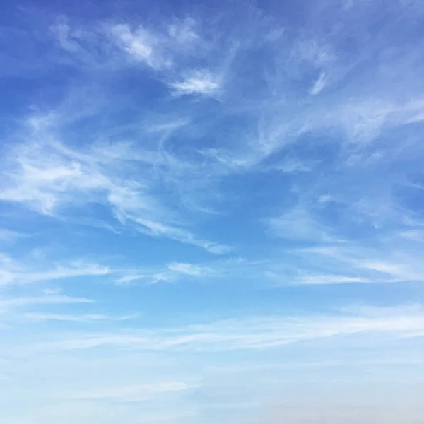 Awan putih lembut dan latar langit biru — Stok Foto