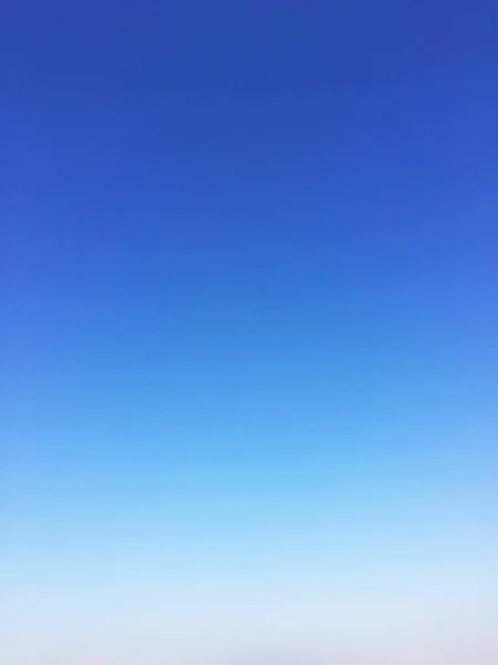 Blauer Himmelshintergrund und freier Raum für Ihr Design, keine Wolke — Stockfoto
