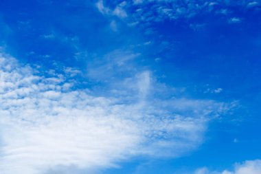 Fo yumuşak beyaz bulutlar mavi gökyüzü arka plan ve boş alan