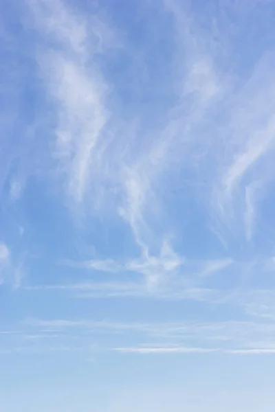 Nuvens brancas suaves contra fundo céu azul e espaço vazio fo — Fotografia de Stock