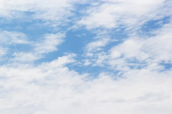 柔らかな白い雲青空背景と空スペース fo — ストック写真