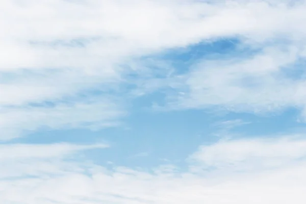 Nuages blancs doux sur fond de ciel bleu et espace vide fo — Photo