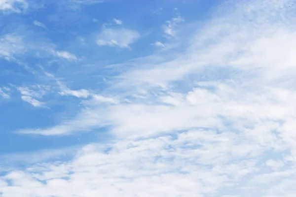 Nuages blancs doux sur fond de ciel bleu et espace vide fo — Photo