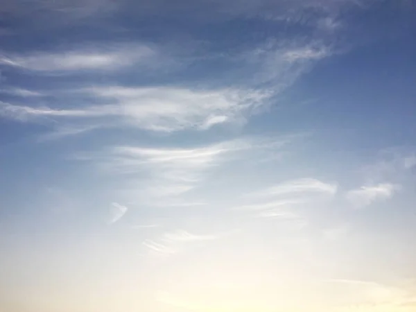 Mjuka vita moln mot blå himmel bakgrund och tomt utrymme fo — Stockfoto